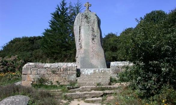 Menhir christianisé - Stereden, Village de Chalets
