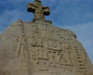 Pleumeur-Bodou : le menhir christianisé de Saint-Uzec