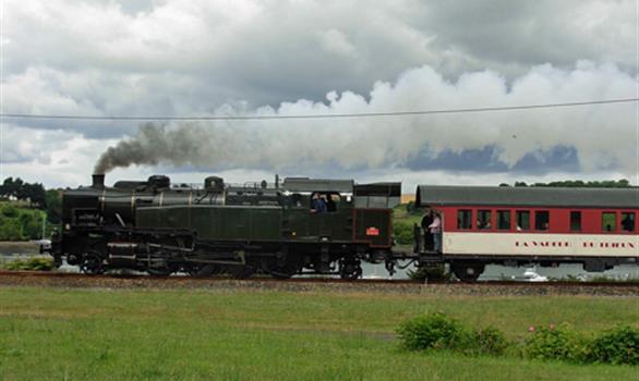 Le train à vapeur du Trieux, le départ - Stereden, Village de Chalets
