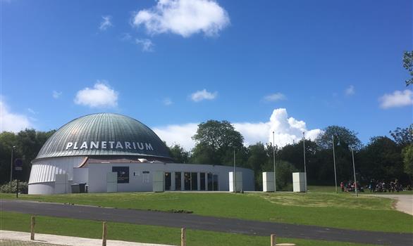 Planetarium de Bretagne, au Parc du Radôme (Pleumeur-Bodou) - Stereden, Village de Chalets