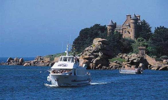 les Vedettes des 7 Iles  proposent des excursions et des visites commentées vers l'archipel des Sept-Iles - Stereden, Village de Chalets
