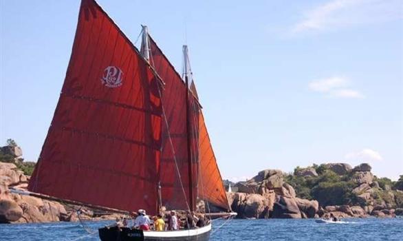 Croisière en voilier au large de Perros Guirec - Stereden, Village de Chalets