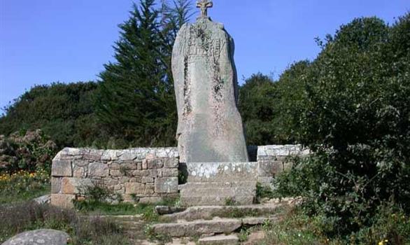 Menhir de Saint Uzec à Pleumeur Bodou - Stereden, Village de Chalets