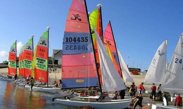 Centre nautique stages de voile accueil de groupes sur l'ile grande à Pleumeur Bodou - Stereden, Village de Chalets