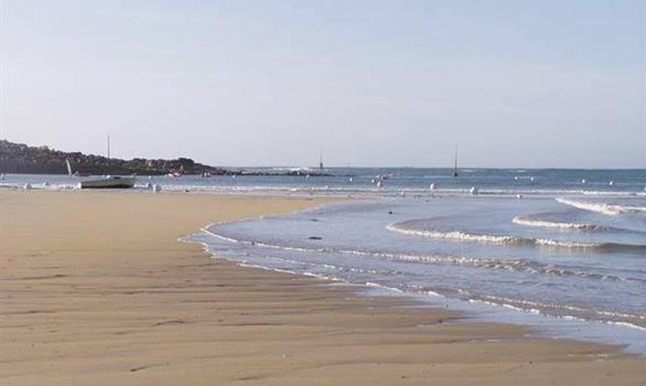 L'estran dégagé par la mer à marée basse à Pleumeur Bodou - Stereden, Village de Chalets