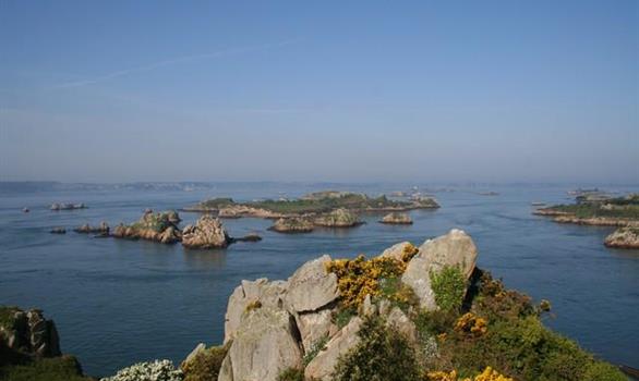 Ploubazlanec : vue sur l'ile de Bréhat - Stereden, Village de Chalets