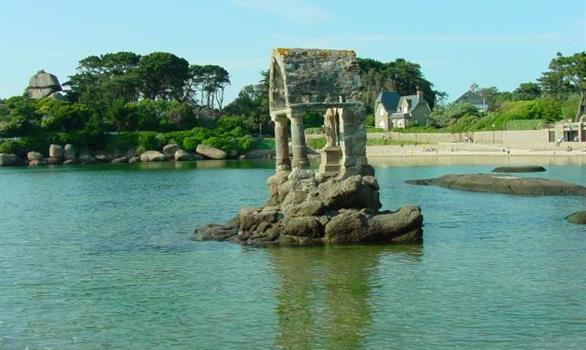 La baie de Saint-Guirec sur la Côte de Granit Rose : l'oratoire - Stereden, Village de Chalets