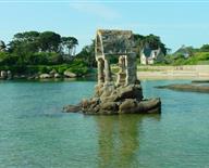 La baie de Saint-Guirec sur la Côte de Granit Rose : l'oratoire