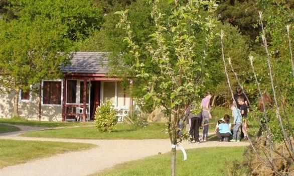 Vacances en famille en Bretagne - Stereden, Village de Chalets