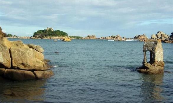 Saint-Guirec et le chateau de Costaeres à Ploumanach (Perros-Guirec, Côte de Granit Rose) - Stereden, Village de Chalets
