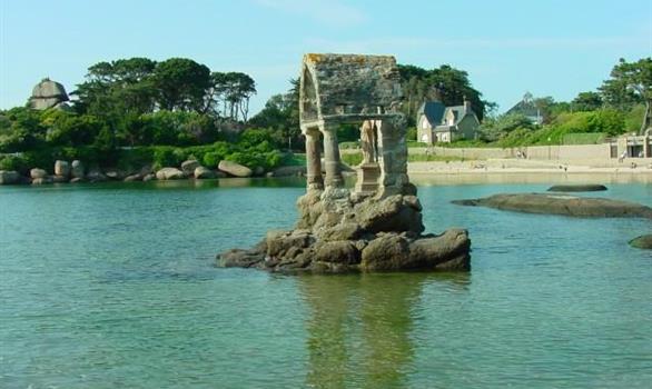 Saint-Guirec et le chateau de Costaeres à Ploumanach (Perros-Guirec, Côte de Granit Rose) - Stereden, Village de Chalets