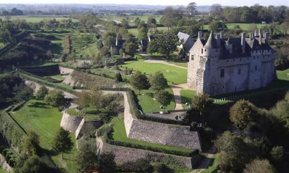 Le chateau et jardins de la Roche Jagu dans les Côtes d'Armo - Stereden, Village de Chalets