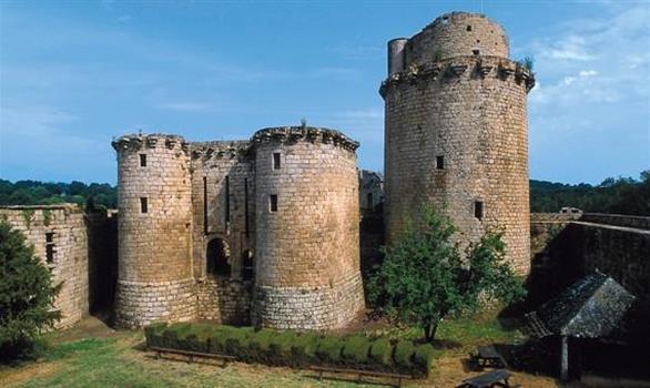 chateau fort de Tonquedec dans les Côtes d'Armor près de Lannion - Stereden, Village de Chalets