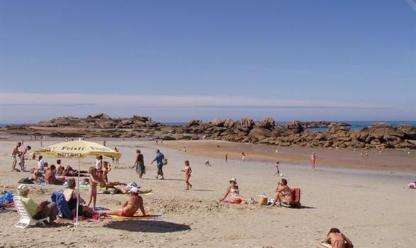 plage de Bretagne Tregastel sur la Côte de Granit Rose - Stereden, Village de Chalets