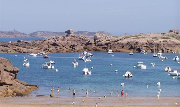Plage en Bretagne à Tregastel sur la Côte de Granit Rose - Stereden, Village de Chalets