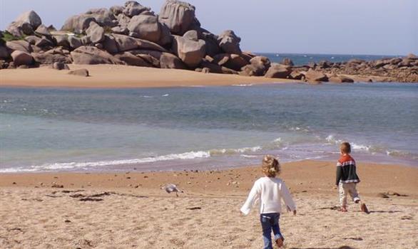 Enfants sur la plage en Bretagne - Stereden, Village de Chalets