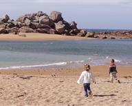 Enfants sur la plage en Bretagne