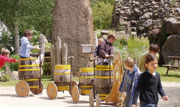 Jeux pour enfants au village gaulois à Pleumeur Bodou - Stereden, Village de Chalets