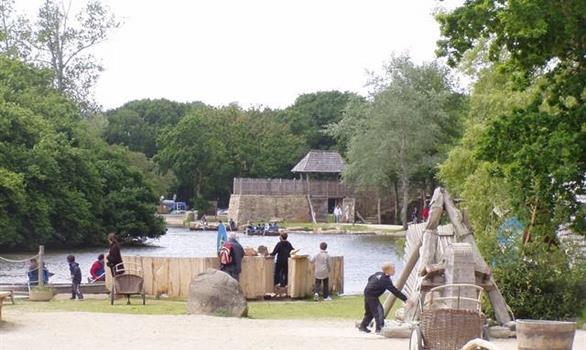 Jeux en famille au village gaulois à Pleumeur Bodou - Stereden, Village de Chalets