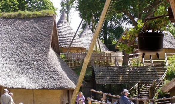 Jeux en famille au village gaulois à Pleumeur Bodou - Stereden, Village de Chalets