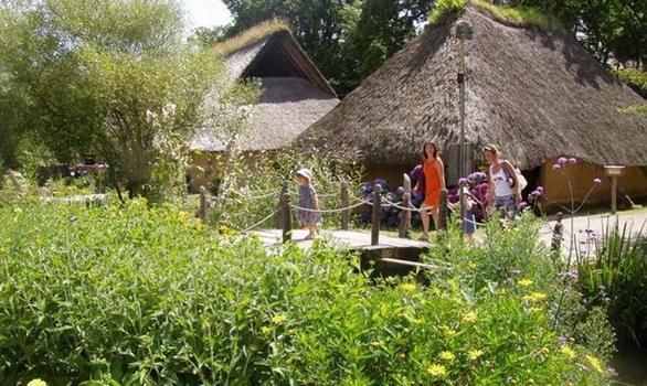 Idée de sortie pour les familles avec jeunes enfants en Bretagne - Stereden, Village de Chalets