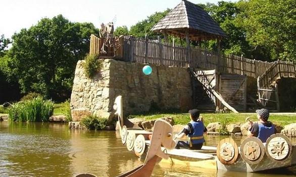 Jeux nautiques en famille au Village Gaulois - Stereden, Village de Chalets
