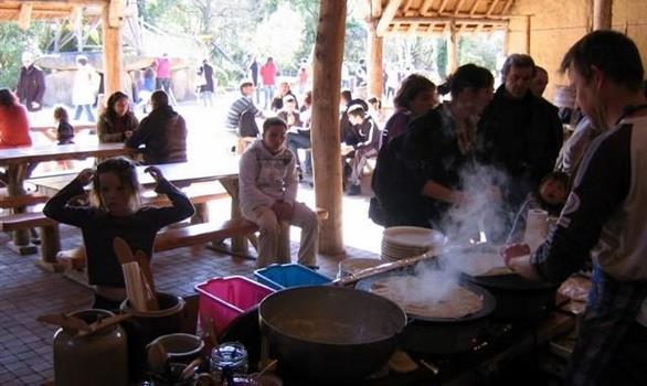 Crêperie du Village Gaulois, taverne - restauration sur le¨Parc du Radôme - Stereden, Village de Chalets