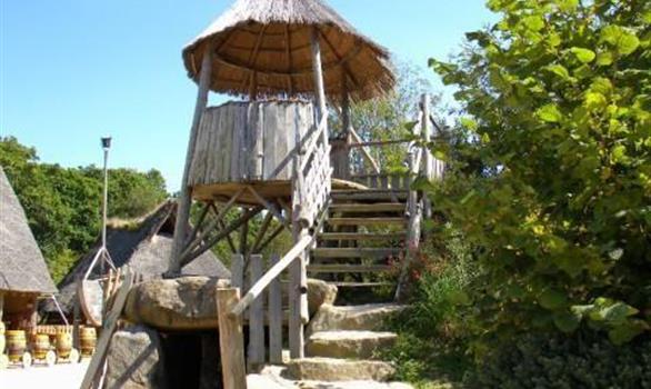Des constructions étonnantes au Village Gaulois - Stereden, Village de Chalets