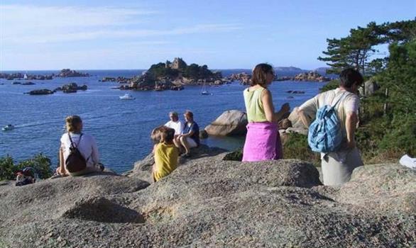 Balades et randonnées en Bretagne sur la Côte de Granit Rose - Stereden, Village de Chalets