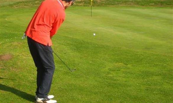 Initiations et réservation de parcours golf en Bretagne - Stereden, Village de Chalets