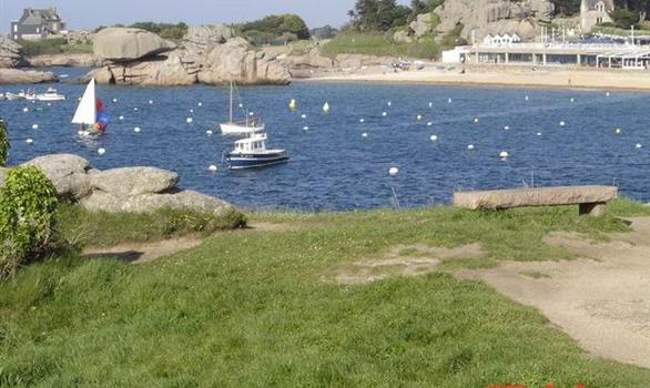 Trégastel plage du Coz-Pors avec le Forum de la Mer - Stereden, Village de Chalets