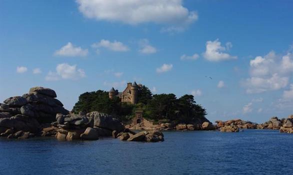 Trégastel, baie de Ploumanac'h : le château de Costaeres (prop. privée) - Stereden, Village de Chalets