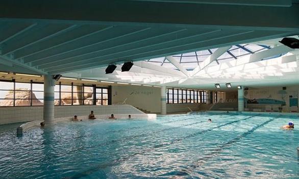 Forum de Trégastel : la piscine à l'eau de mer chauffée et couverte - Stereden, Village de Chalets