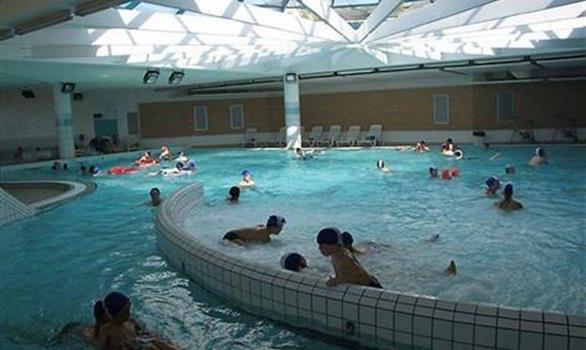 Piscine détente à l'eau de mer, chauffée et couverte, avec jets massants - Stereden, Village de Chalets
