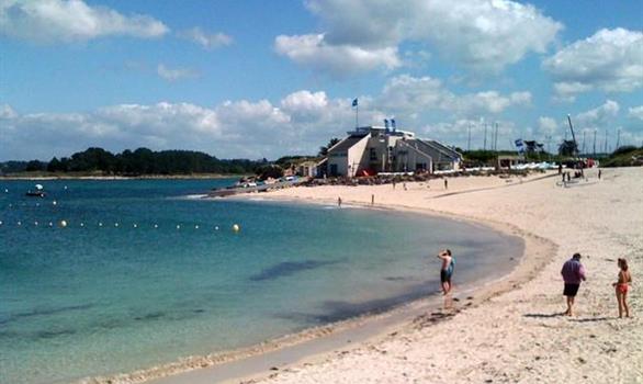 La plage de Pors Gelen, à l'ile Grande en Pleumeur-Bodou, avec la Base Nautique - Stereden, Village de Chalets