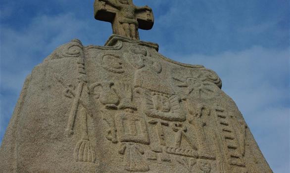 Pleumeur-Bodou : le menhir christianisé de Saint-Uzec - Stereden, Village de Chalets