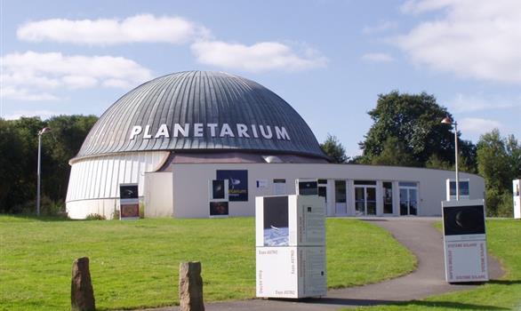 Pleumeur-Bodou : Parc du Radôme, le Planétarium de Bretagne - Stereden, Village de Chalets