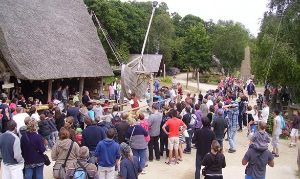Pleumeur-Bodou : Parc du Radôme, le Village Gaulois - Stereden, Village de Chalets
