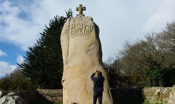 Pleumeur-Bodou : le menhir christianisé de Saint-Uzec - Stereden, Village de Chalets