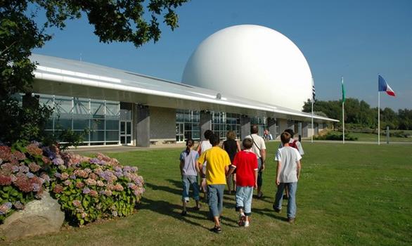 Parc du Radôme : la Cité des télécoms, avec le Radôme de Pleumeur-Bodou - Stereden, Village de Chalets