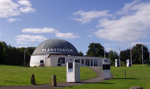 Parc du Radôme : le Planétarium de Bretagne - Stereden, Village de Chalets