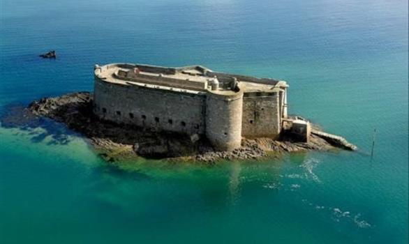 Le Château du Taureau, en baie de Morlaix - Stereden, Village de Chalets