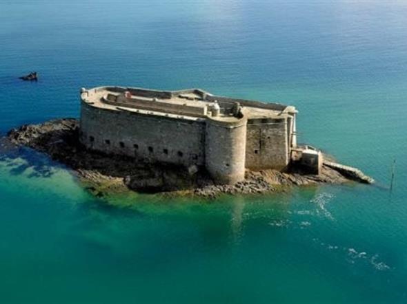 Le Château du Taureau, en baie de Morlaix - Stereden, Village de Chalets