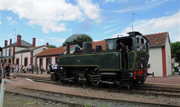 Le train à vapeur du Trieux, l'arrivée de la locomotive en gare de Paimpol - Stereden, Village de Chalets