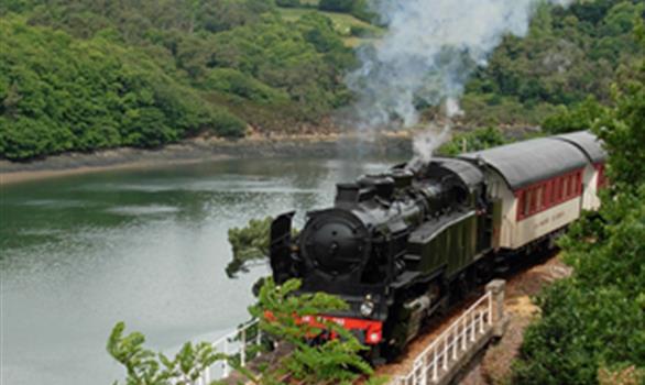 Le train à vapeur du Trieux : la voie ferrée le long de la rivière - Stereden, Village de Chalets