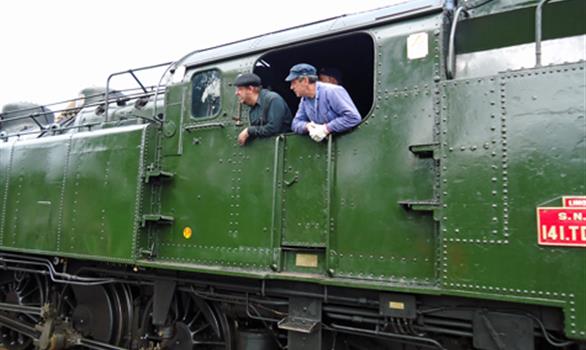 Le train à vapeur du Trieux : les mécaniciens de la loco - Stereden, Village de Chalets