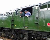 Le train à vapeur du Trieux : les mécaniciens de la loco