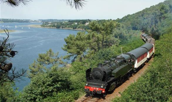 Le train à vapeur du Trieux - Stereden, Village de Chalets