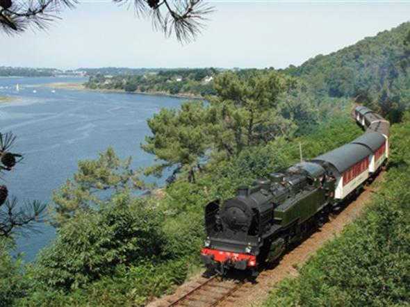 Le train à vapeur du Trieux - Stereden, Village de Chalets