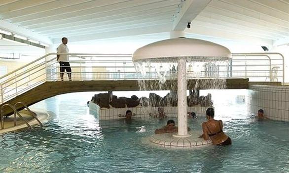Vacances de Toussaint en Bretagne : piscine détente à l'eau de mer - Stereden, Village de Chalets